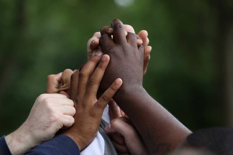 Mains croisés symbolisant la fraternité